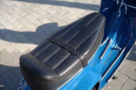 Modifizierter Motorradsitz für diese Art von Roller, der immer noch seinen klassischen Stil beibehält.