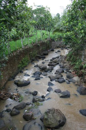 Der Fluss liegt in einer sehr tiefen Schlucht mit schwarzen Felsen entlang seines Flusses.