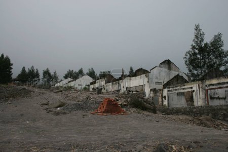 Maisons abandonnées recouvertes de sable, matériaux volcaniques issus de l'éruption du Merapi avant les années 2000