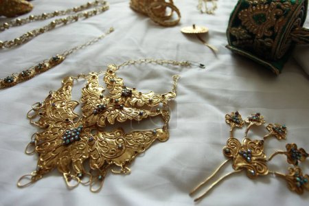 Schmuck aus gelbem Metall, der von Bräuten in Bugis-Tradition getragen wird.