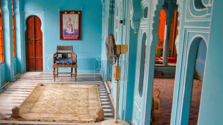 Téléchargez les photos : Belles chambres de couleur bleu clair à l'intérieur du palais de la ville d'Udaipur. Rajasthan, Inde. Coloré décoré Vue intérieure du palais de la ville. Intérieur de la lampe de palais, ventilateur et cadres - en image libre de droit