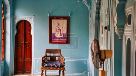 Téléchargez les photos : Belles chambres de couleur bleu clair à l'intérieur du palais de la ville d'Udaipur. Rajasthan, Inde. Coloré décoré Vue intérieure du palais de la ville. Intérieur de la lampe de palais, ventilateur et cadres - en image libre de droit