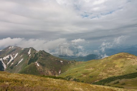 Foto de Maly Krivan, montaña en Mala Fatra, Eslovaquia, vista desde la montaña Pekelnik, en primavera día nublado - Imagen libre de derechos