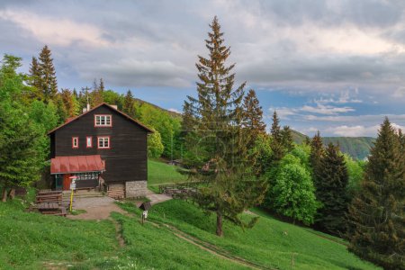 Téléchargez les photos : Chalet sous la montagne Suchy Vrch, parc national Mala Fatra, Slovaquie, heure du coucher du soleil de printemps - en image libre de droit