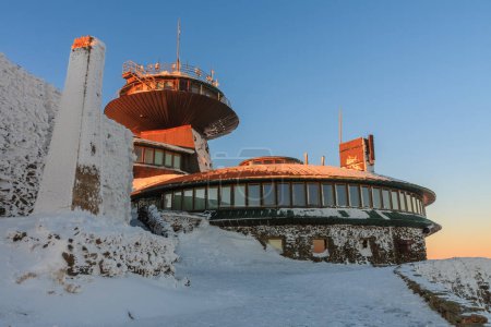 Hiver, lever du soleil, observatoire météorologique en forme de disque à snezka, montagne à la frontière entre la République tchèque et la Pologne.