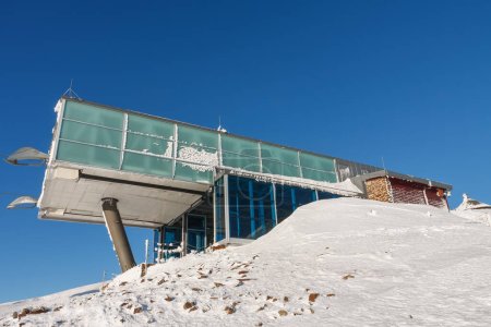Invierno, hora de la mañana, estación de telesilla superior conecting pico Snezka con la ciudad Pec pod Snezkou, montaña krkonose, República Checa..
