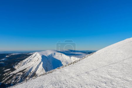 Mina gigante, montaña Studnicni, vista desde snezka, montaña en la frontera entre la República Checa y Polonia, mañana de invierno