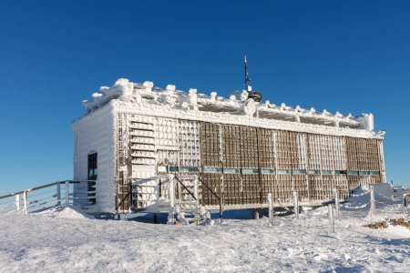 Edificio de madera de nueva oficina de correos con souvenirs y postales en snezka, montaña en la frontera entre la República Checa y Polonia, mañana de invierno.