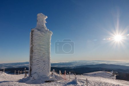 Téléchargez les photos : Colonne en pierre avec quota de hauteur 1603 m à snezka, montagne à la frontière entre la République tchèque et la Pologne, matin d'hiver - en image libre de droit