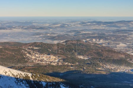 Téléchargez les photos : Matin d'hiver, vue Karpacz depuis Snezka, montagnes krkonose. Snezka est une montagne à la frontière entre la République tchèque et la Pologne. - en image libre de droit