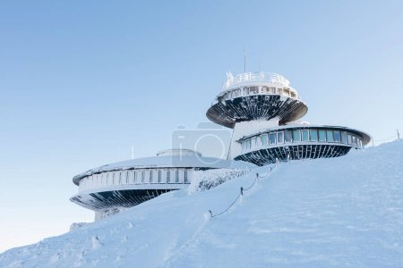Mañana de invierno, observatorio meteorológico en forma de disco en snezka, montaña en la frontera entre la República Checa y Polonia.