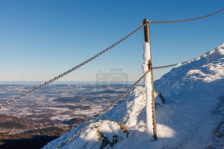 Téléchargez les photos : Matin d'hiver, sentier de danger de Snezka à la maison silésienne, montagnes krkonose. Le chemin est sécurisé par une rampe de chaînes. - en image libre de droit