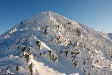 Der felsige Gipfel der Schneekoppe. Gefahrenpfad vom Schlesischen Haus nach Schneekoppe, Riesengebirge. Der Weg ist mit einem Geländer aus Ketten gesichert. Schneekoppe ist ein Gebirge an der Grenze zwischen Tschechien und Polen. 