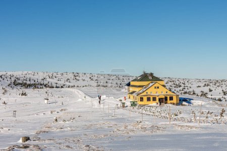 Téléchargez les photos : Matin d'hiver, maison silésienne, située au pied de Snezka, montagnes krkonose. Snezka est une montagne à la frontière entre la République tchèque et la Pologne. - en image libre de droit