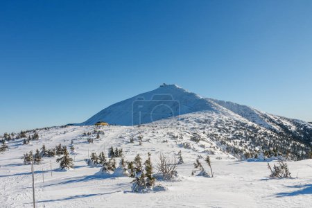 Wintermorgen, schlesisches Haus am Fuße der Schneekoppe im Riesengebirge. Schneekoppe ist ein Gebirge an der Grenze zwischen Tschechien und Polen.