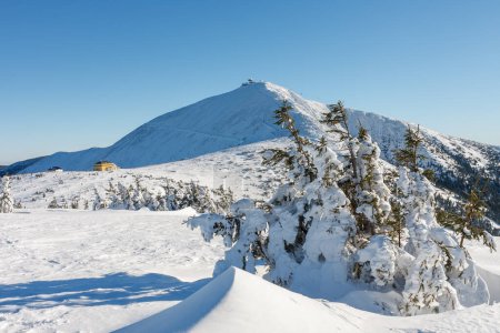 Wintermorgen, schlesisches Haus am Fuße der Schneekoppe im Riesengebirge. Schneekoppe ist ein Gebirge an der Grenze zwischen Tschechien und Polen.