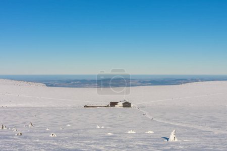 Téléchargez les photos : Meadow Hut, ski lodge, krkonose mountains République tchèque. Journée ensoleillée d'hiver. - en image libre de droit
