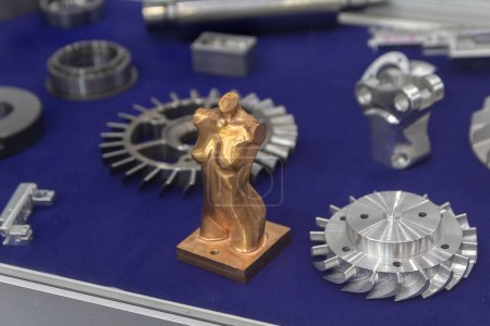 Foto de Modelos objeto de una gran parte industrial impresa en una impresora 3D de metal. Industria y tecnología - Imagen libre de derechos