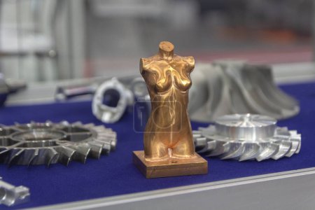 Foto de Modelos objeto de una gran parte industrial impresa en una impresora 3D de metal. Industria y tecnología - Imagen libre de derechos