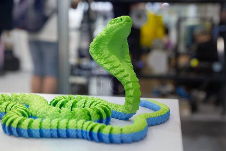 Modelo de una serpiente hecha con tecnología de impresión 3D. industria
