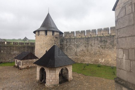 Vista superior del patio de la fortaleza de Khotyn construida en el siglo XIV en la orilla derecha del río Dniester. Ucrania