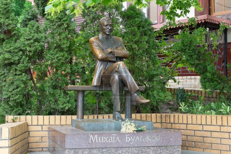 Téléchargez les photos : Kiev, Ukraine - 12 mai 2018 : Monument au célèbre écrivain Mikhaïl Boulgakov dans la rue Descente Andreïevski - en image libre de droit