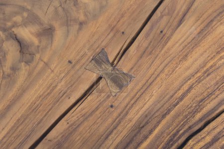 Antigua superficie de madera de la grieta conectada por medio de lengüeta y juntas de ranura. Fondos y texturas