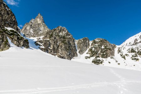 Téléchargez les photos : Une zone populaire pour les activités d'escalade hivernale et le tourisme de pointe dans la région de Morskie Oko (Eye of the Sea). Montagnes Tatra, Pologne. - en image libre de droit