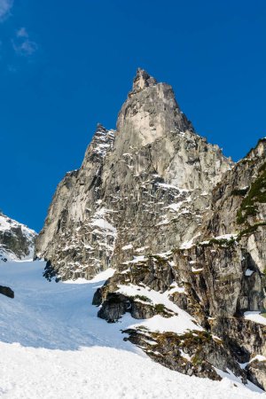 Téléchargez les photos : Face orientale populaire avec de nombreuses routes d'escalade extrêmes vers le pic Mnich (Monk) dans les Tatras polonaises. - en image libre de droit
