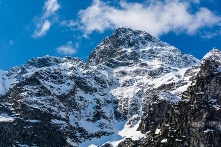 Téléchargez les photos : Face nord hivernale avec des routes d'escalade exigeantes sur le mont Mieguszowiecki Grand Peak (Velky Mengusovsky stit, Mieguszowiecki Szczyt Wielki). - en image libre de droit