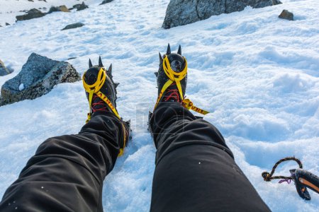 Téléchargez les photos : Stary Smokovec, Slovaquie - Mai 01, 2023 : Crampons sur les bottes équipement nécessaire pour la neige gelée dure sur les pentes raides dans les montagnes. - en image libre de droit