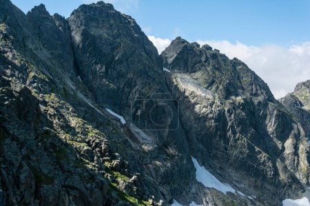 Téléchargez les photos : Peaks Kozi Wierch (Kozi vrch) et Kozie Czuby (Kozie cuby) sur le sentier le plus difficile appelé Orla Perc (Eagle's Path, Orlia prt) dans la partie polonaise des montagnes Tatra. - en image libre de droit