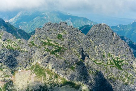 Téléchargez les photos : Koscielec (Koscielec) - Pic dans les montagnes polonaises Tatra. Une destination populaire pour les excursions en montagne pendant les vacances. - en image libre de droit