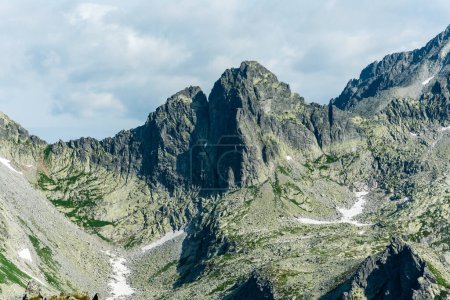 Téléchargez les photos : Un grand pic Ostry Szczyt (Ostry stit) escaladé par les alpinistes sur les routes d'escalade difficiles. Montagnes Tatra. - en image libre de droit