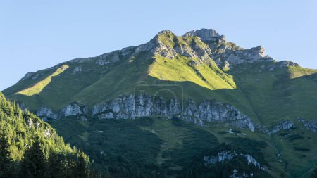 Téléchargez les photos : Gros plan du plus haut sommet des Belianske Tatras - Hawran (Havran) le matin. - en image libre de droit