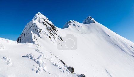 Téléchargez les photos : Une crête hivernale menant à un difficile sentier de randonnée en montagne. Montagnes Tatra, Pologne. - en image libre de droit