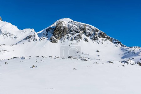 Téléchargez les photos : Belle vue naturelle de l'hiver dans les montagnes. - en image libre de droit