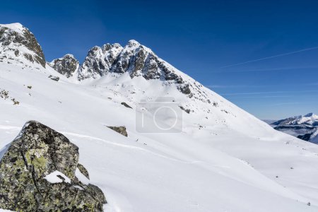 Téléchargez les photos : Une vue sur une destination populaire de randonnée en montagne dans les montagnes polonaises Tatra, à savoir Kozi Wierch (Kozi vrch, Goat Peak). Paysages d'hiver. - en image libre de droit