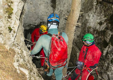 Foto de Koscielisko, Polonia - 03 de marzo de 2024: Un grupo de espeleólogos frente a la entrada de la Cueva de la Zarna (Negra) en los Tatras Occidentales. Polonia. - Imagen libre de derechos