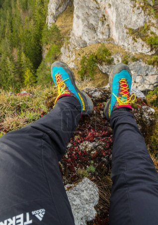 Téléchargez les photos : Huty, Slovaquie - 01 avril 2024 : La Sportiva TX4 R - Les chaussures d'approche sont le choix idéal pour entrer facilement dans les rochers pour une randonnée ou une escalade. - en image libre de droit