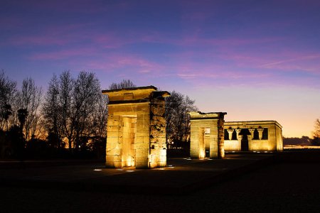 Téléchargez les photos : Temple de "Debod" la nuit à Madrid - en image libre de droit
