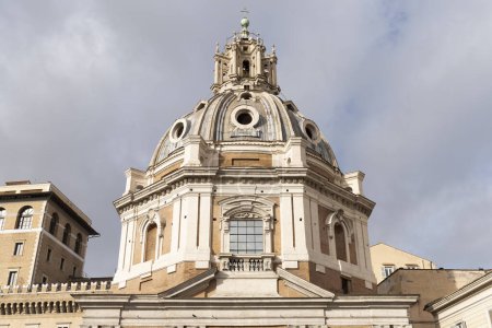 la hermosa Iglesia del Santísimo Nombre de María en el centro de Roma