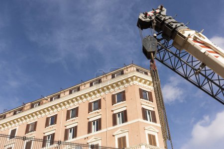 Téléchargez les photos : Travailler avec une grue dans le centre de Rome - en image libre de droit