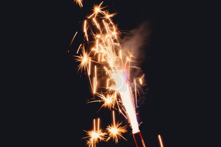 Foto de Llamarada ardiente o llama con chispas brillantes y humo de una vela quemada en el fondo con espacio para copiar. concepto de evento festivo - Imagen libre de derechos