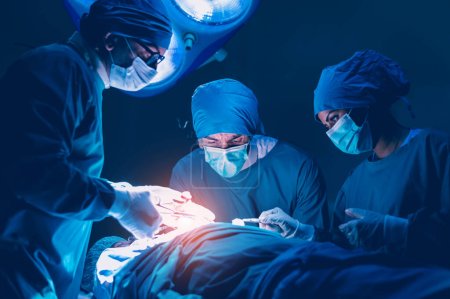 Gruppe konzentrierter Chirurgen, die Operationspatienten im Operationssaal des Krankenhauses behandeln. Professionelles medizinisches Team bei kritischen Operationen