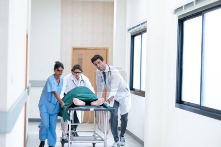 Médicos, enfermeras y paramédicos empujando camilla camilla con paciente gravemente herido hacia el quirófano. Personal profesional salvando vidas. Concepto de atención médica