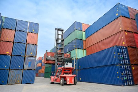 Kranumschlag mit Containerkasten auf der Werft, Containerverladung im Import- und Exportgeschäft Logistikindustrie