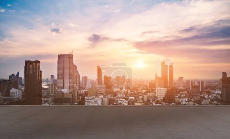 Foto de Paisaje urbano y horizonte de Bangkok urbano en el crepúsculo a la vista desde el suelo de hormigón vacío - Imagen libre de derechos