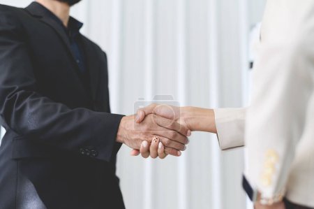 Téléchargez les photos : Closeup of business partners shaking hands after concluding a business finished. Businessman and Businesswoman handshake in the meeting room. Business to succeed concept, Collaborative teamwork - en image libre de droit