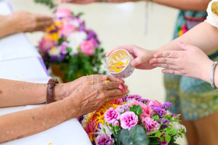 Foto de Thai celebración de Año Nuevo, Rot Nam Dam Hua, celebración tradicional de los ancianos. Ceremonia de Songkran - Imagen libre de derechos